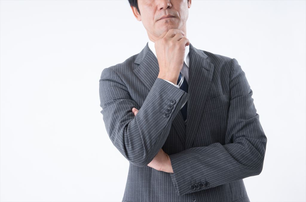 悩む男性