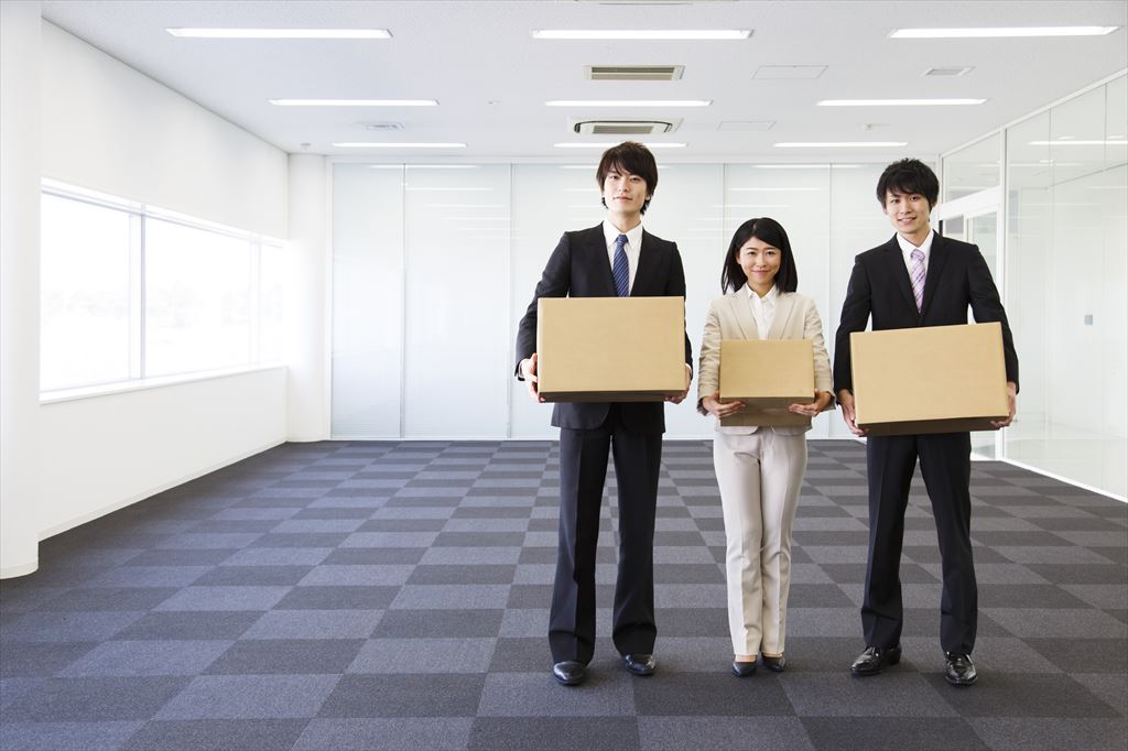 引っ越し作業をする男性と女性