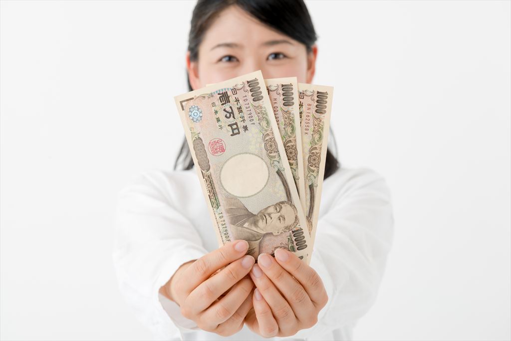 お金を手にする女性