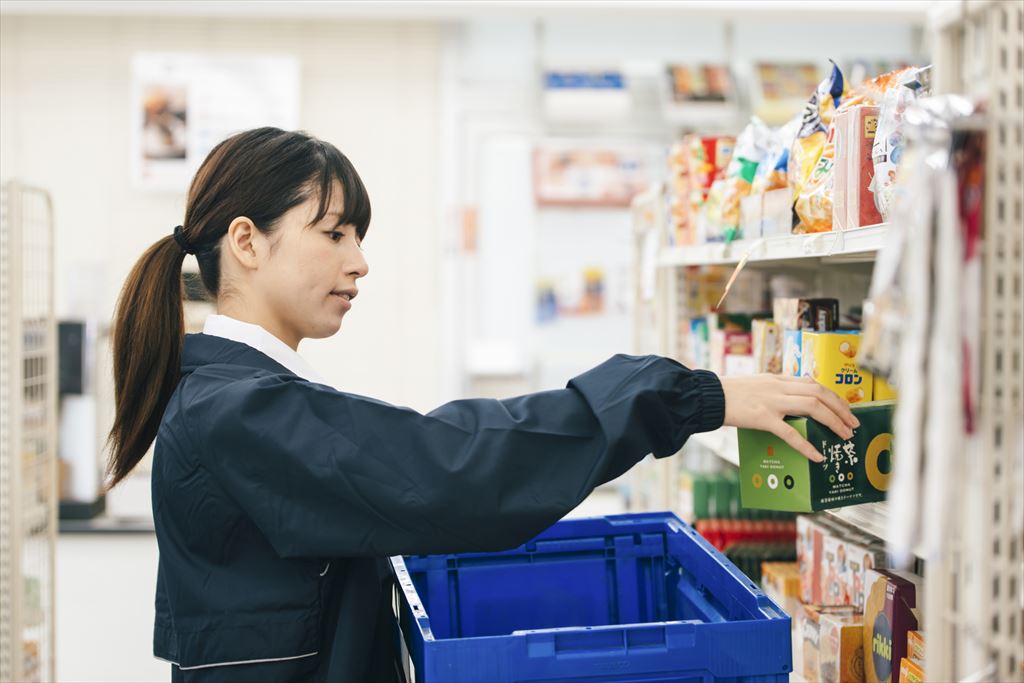 スーパーで働く女性