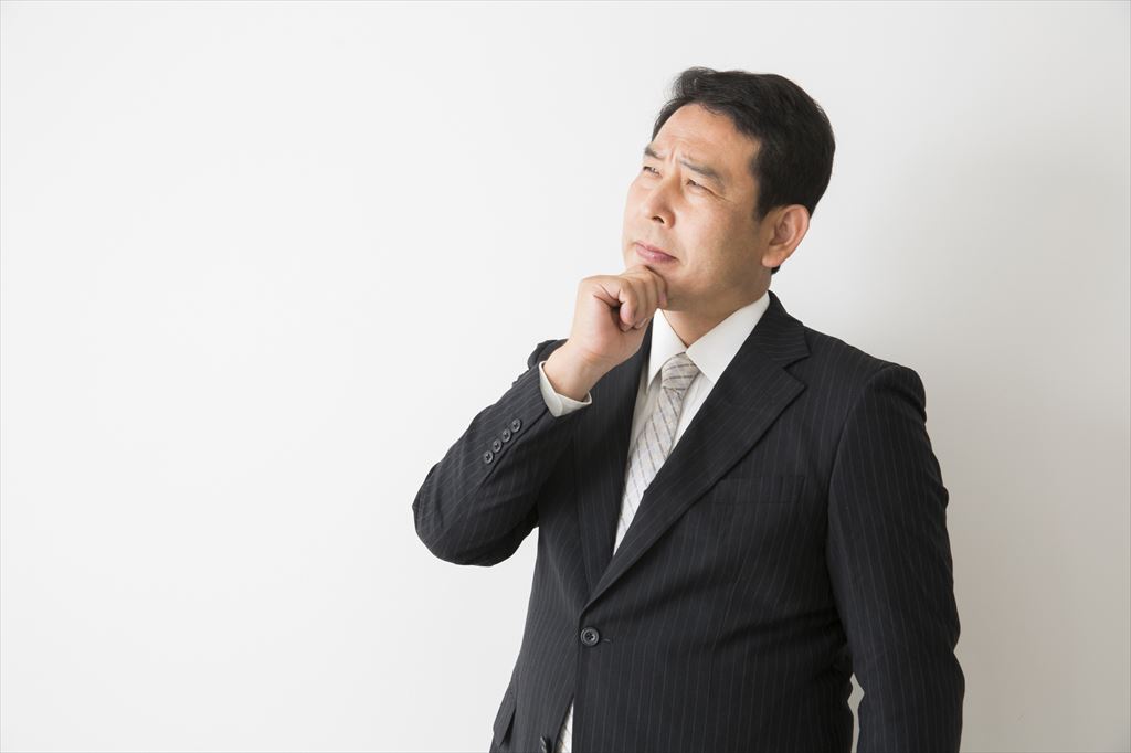 悩む男性