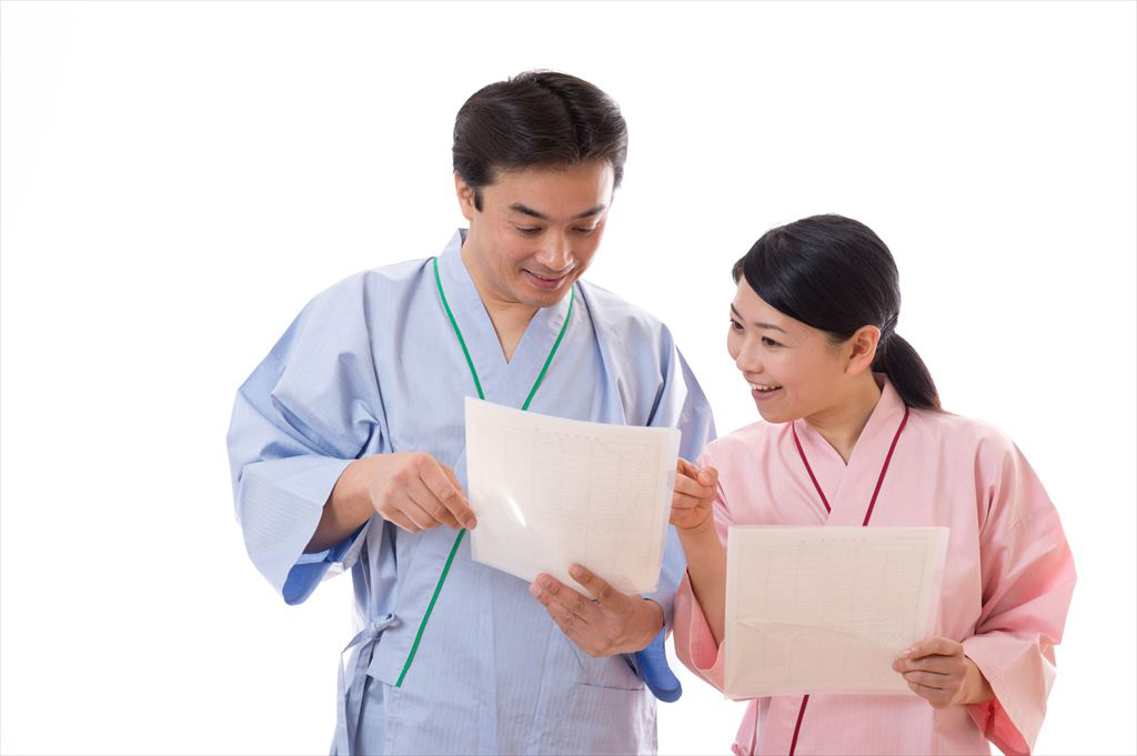 健康診断を受ける男女