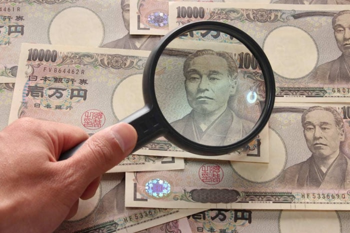 1万円札とルーペ