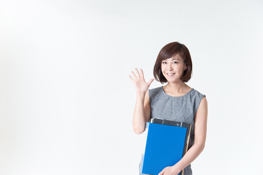 5を示す女性