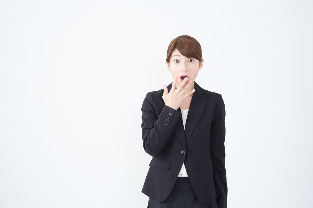 驚く会社員