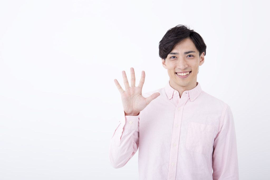 5つのポイントを示す男性