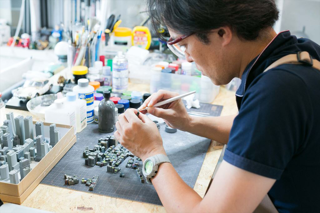ジオラマを制作する荒木さん