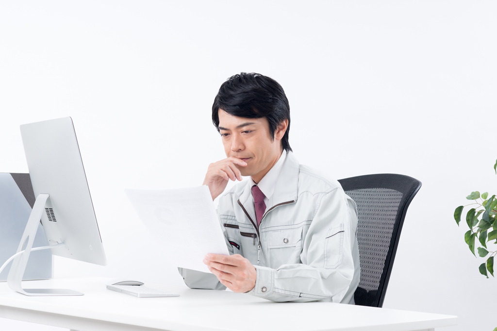 資料を見つめる男性
