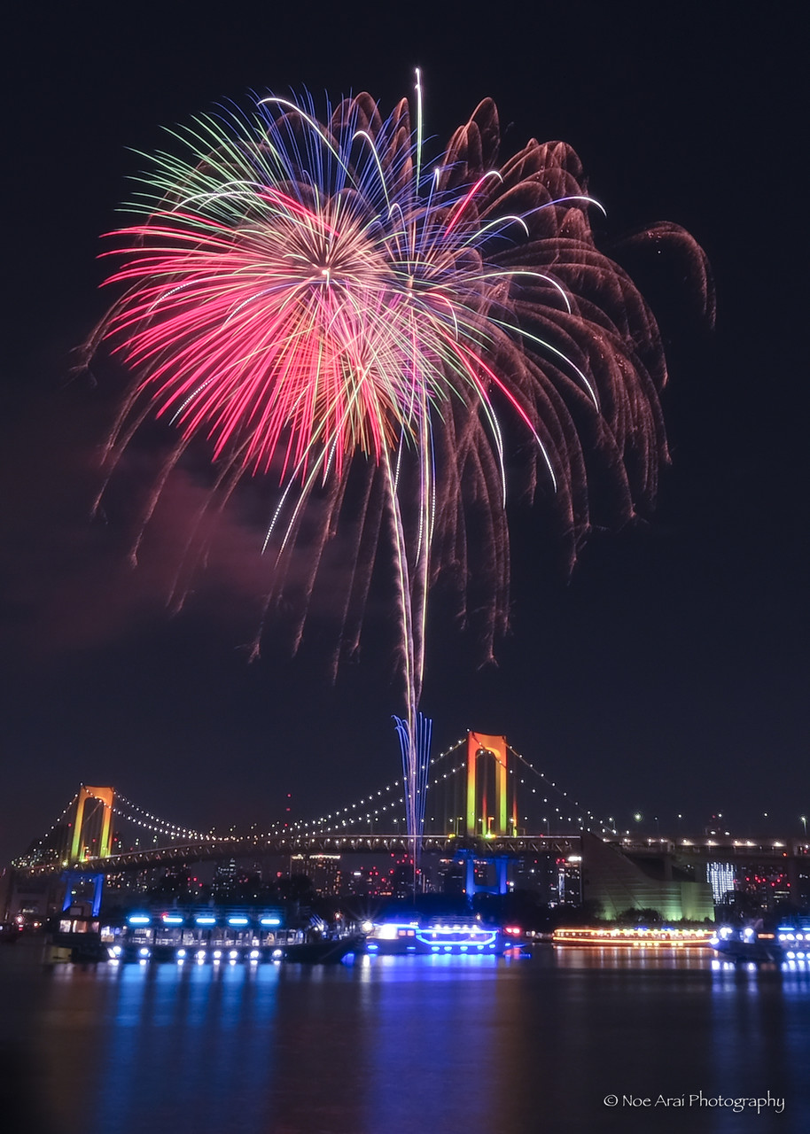 Noe Arai レインボーブリッジと花火 ぎっくり腰で寒さが辛かったですが 何とか花火開始まで 待機することができ 東京カメラ部