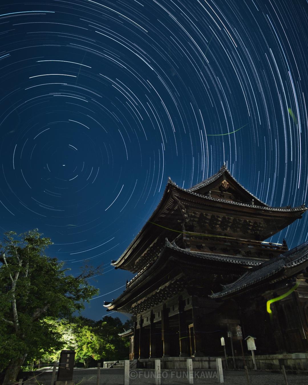 京都のお寺を飛ぶホタルと星空