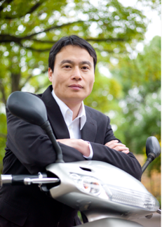 徳重 徹 氏