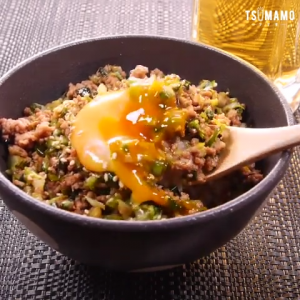 ニラひき肉丼