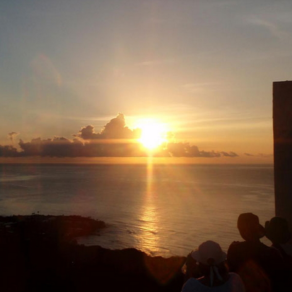 ダイヤモンドヘッド日の出ハイキングツアー (シュノーケル追加可能) (記念バッジ贈呈キャンペーン中)