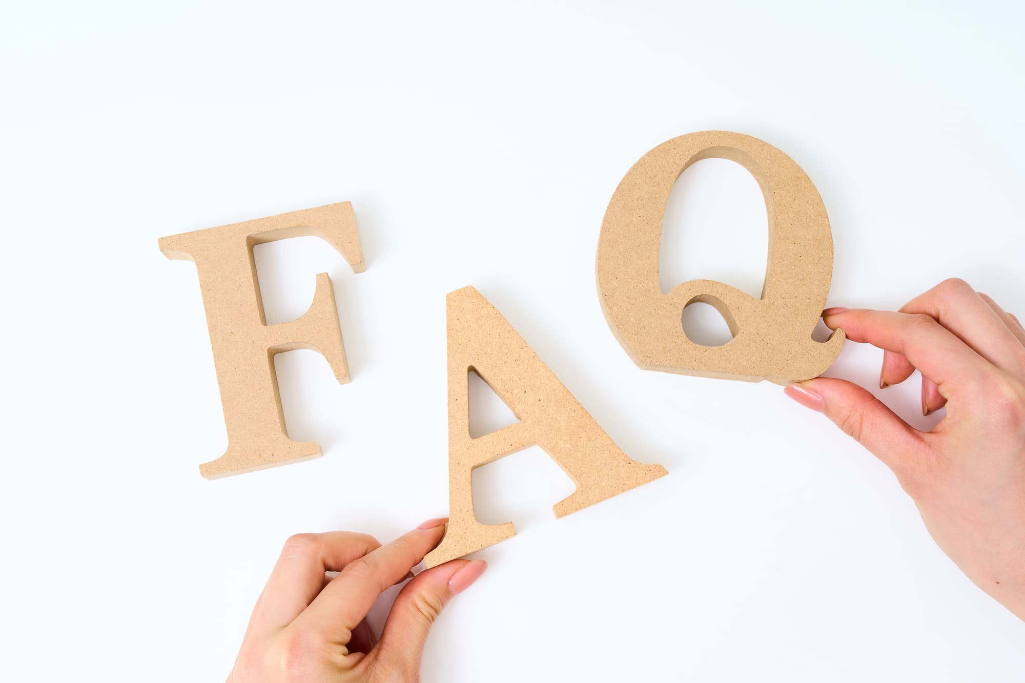 「FAQ」と並べられたアルファベットの木製ブロック