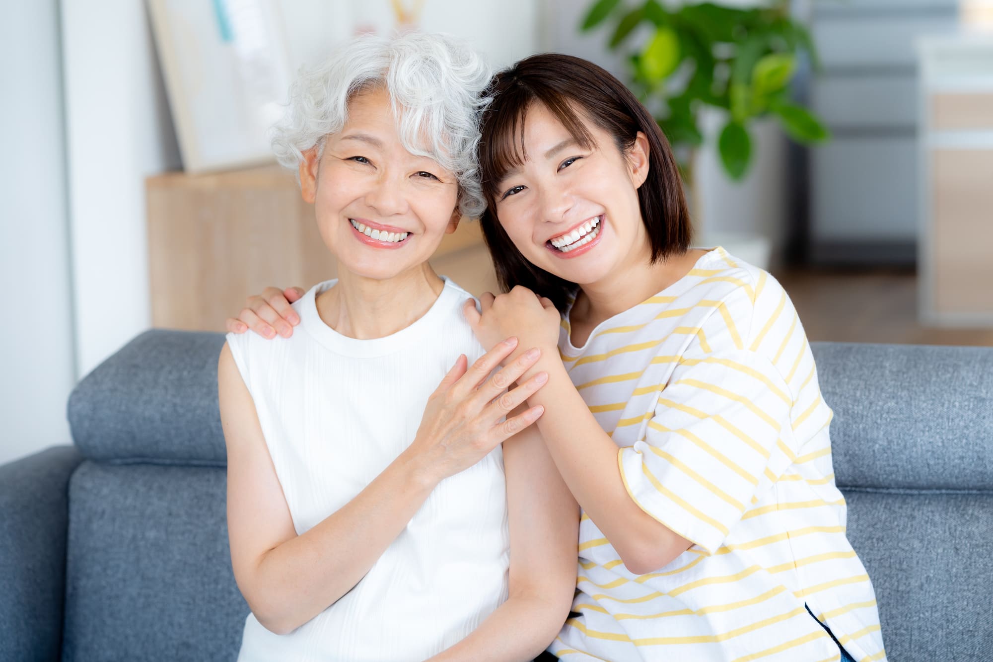 リビングで笑顔を浮かべる親子