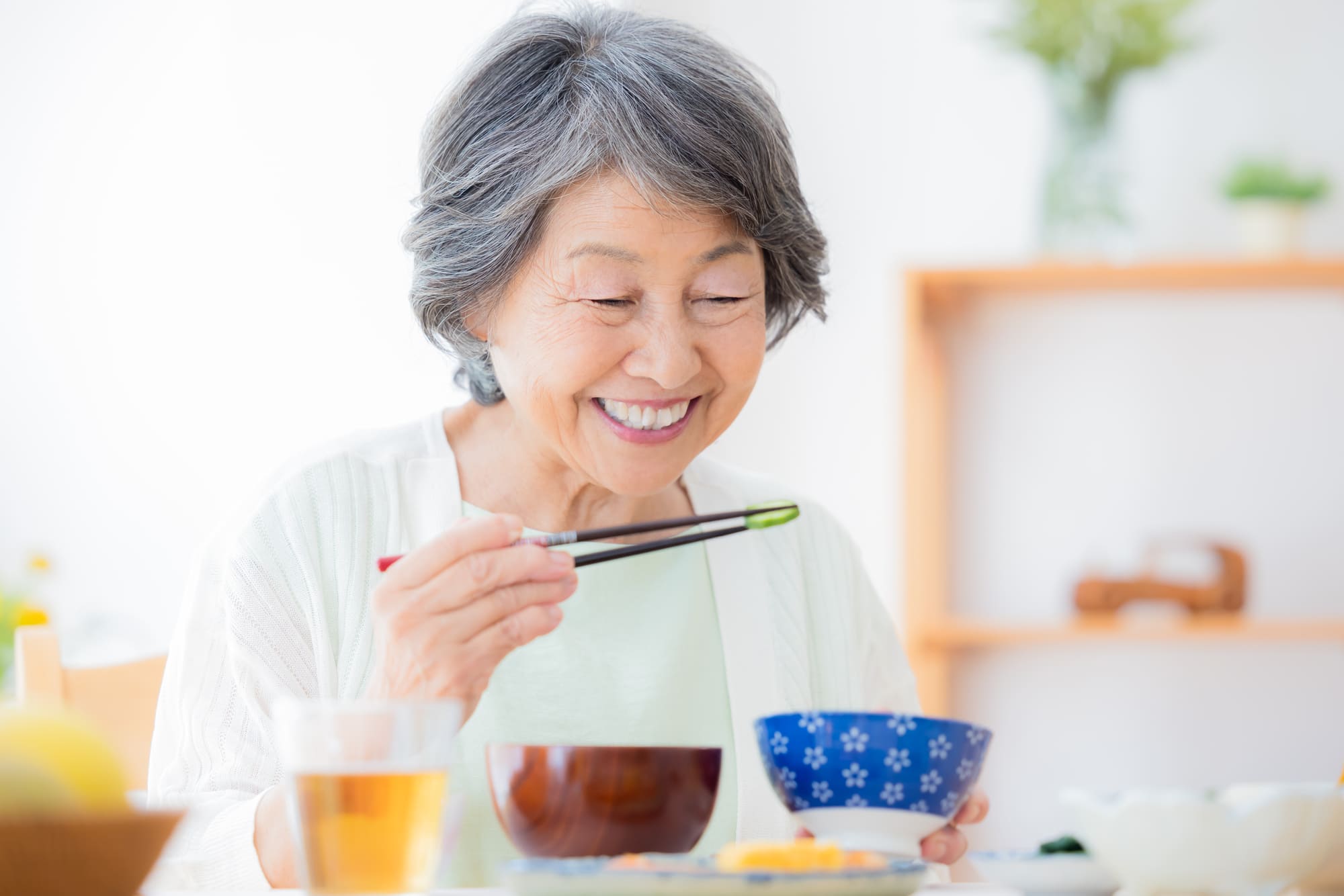 笑顔で食事をしているシニア女性