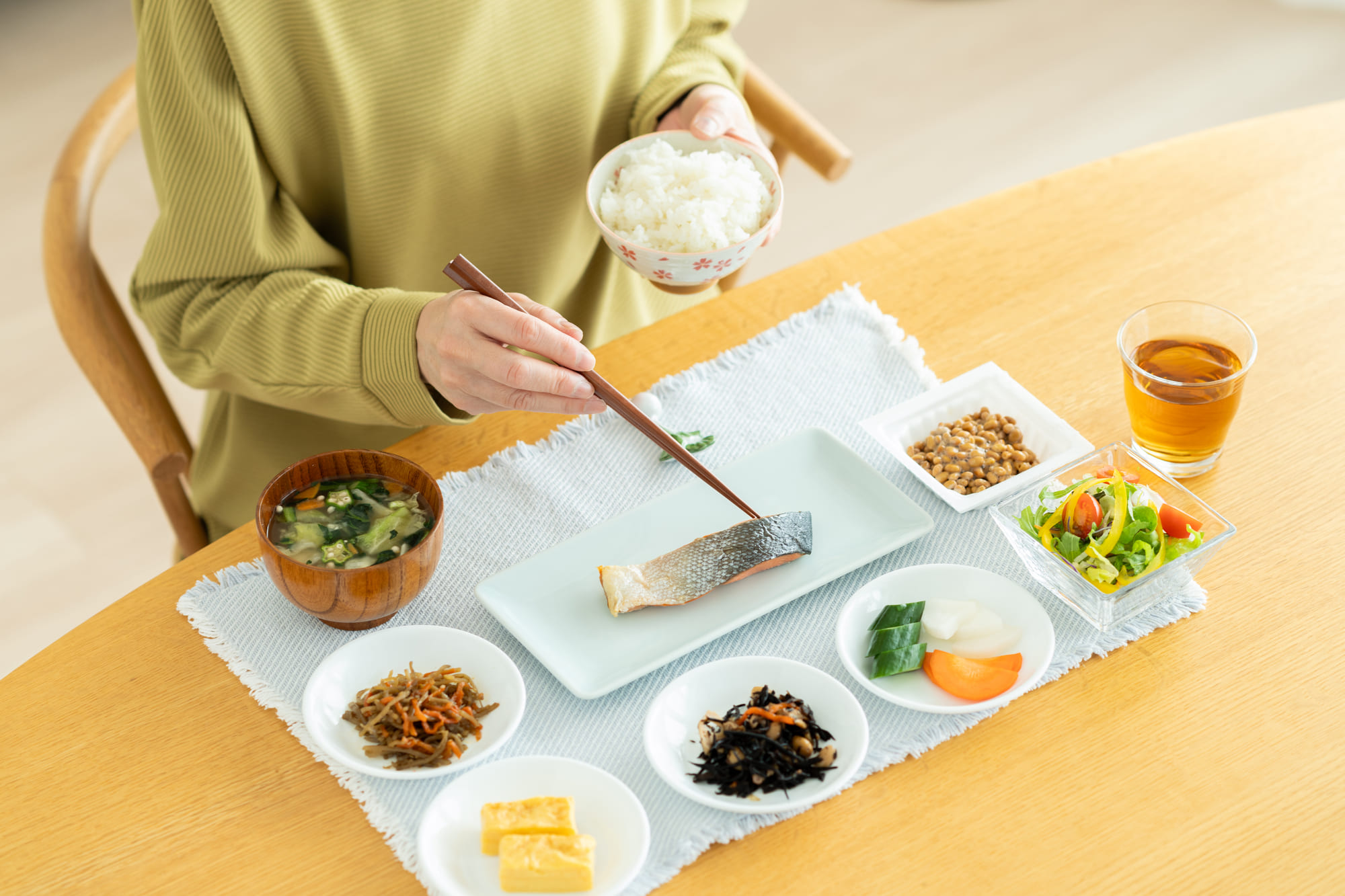 魚や玉子焼き、納豆といった和食を食べる様子