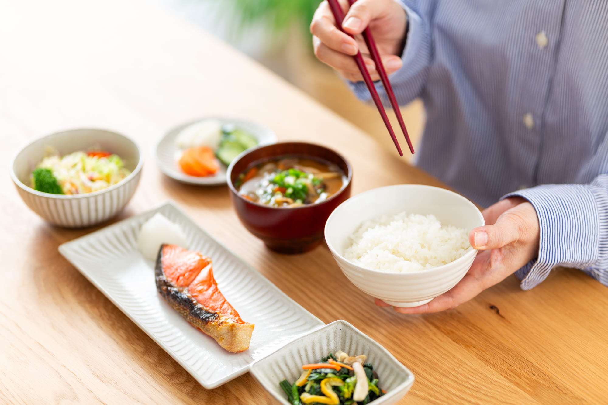 和食の朝食を食べるミドル女性の手元