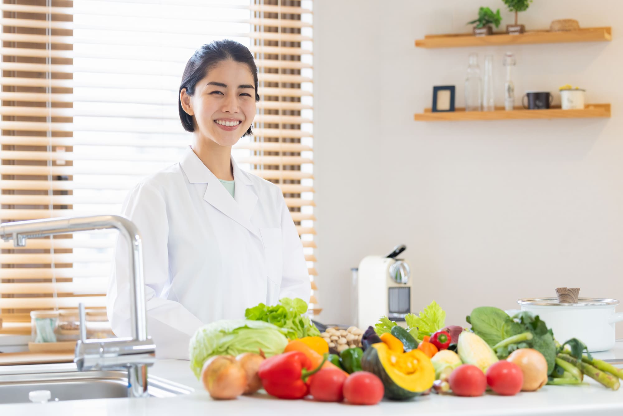 たくさんの野菜と笑顔の管理栄養士