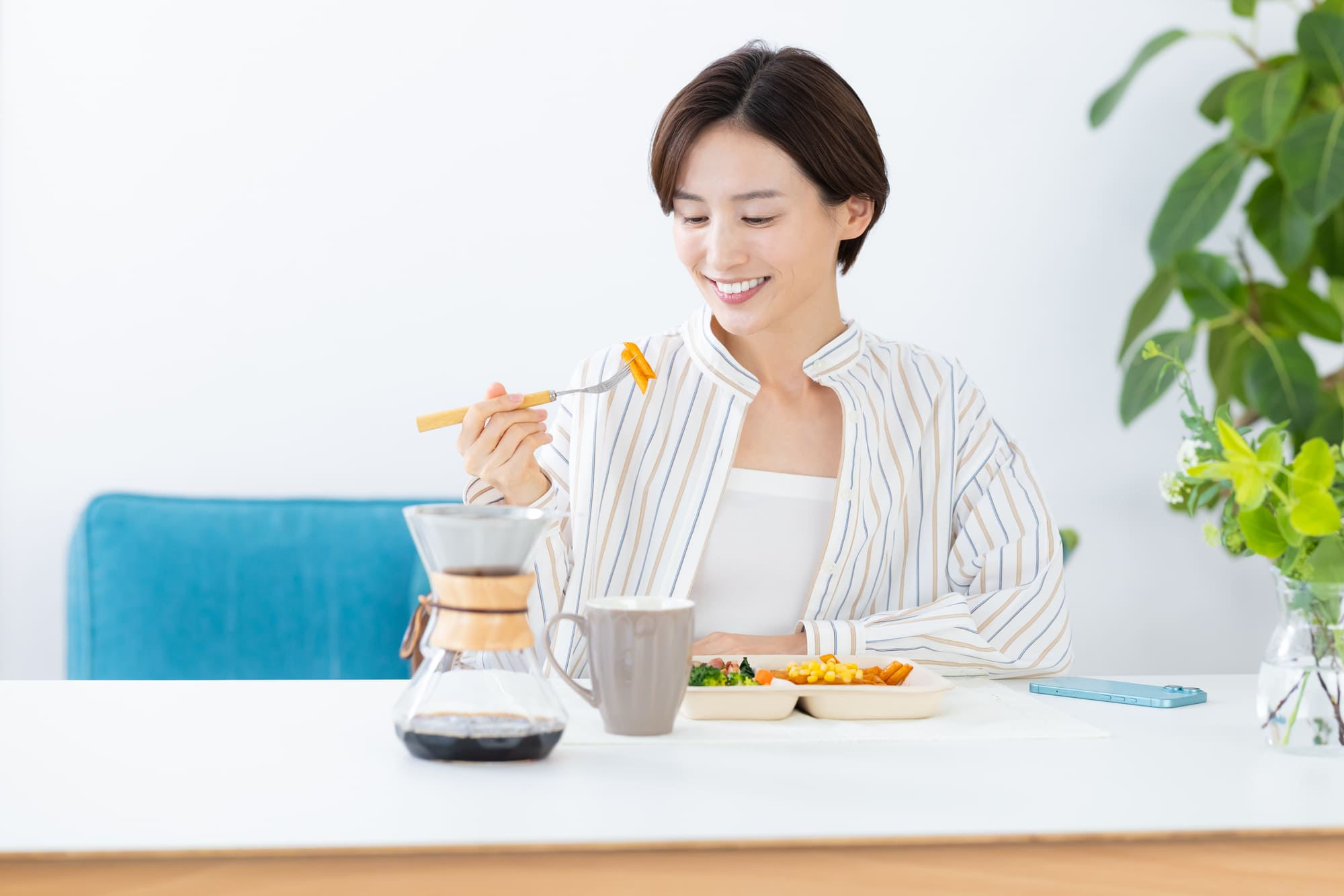 笑顔で弁当を食べる女性