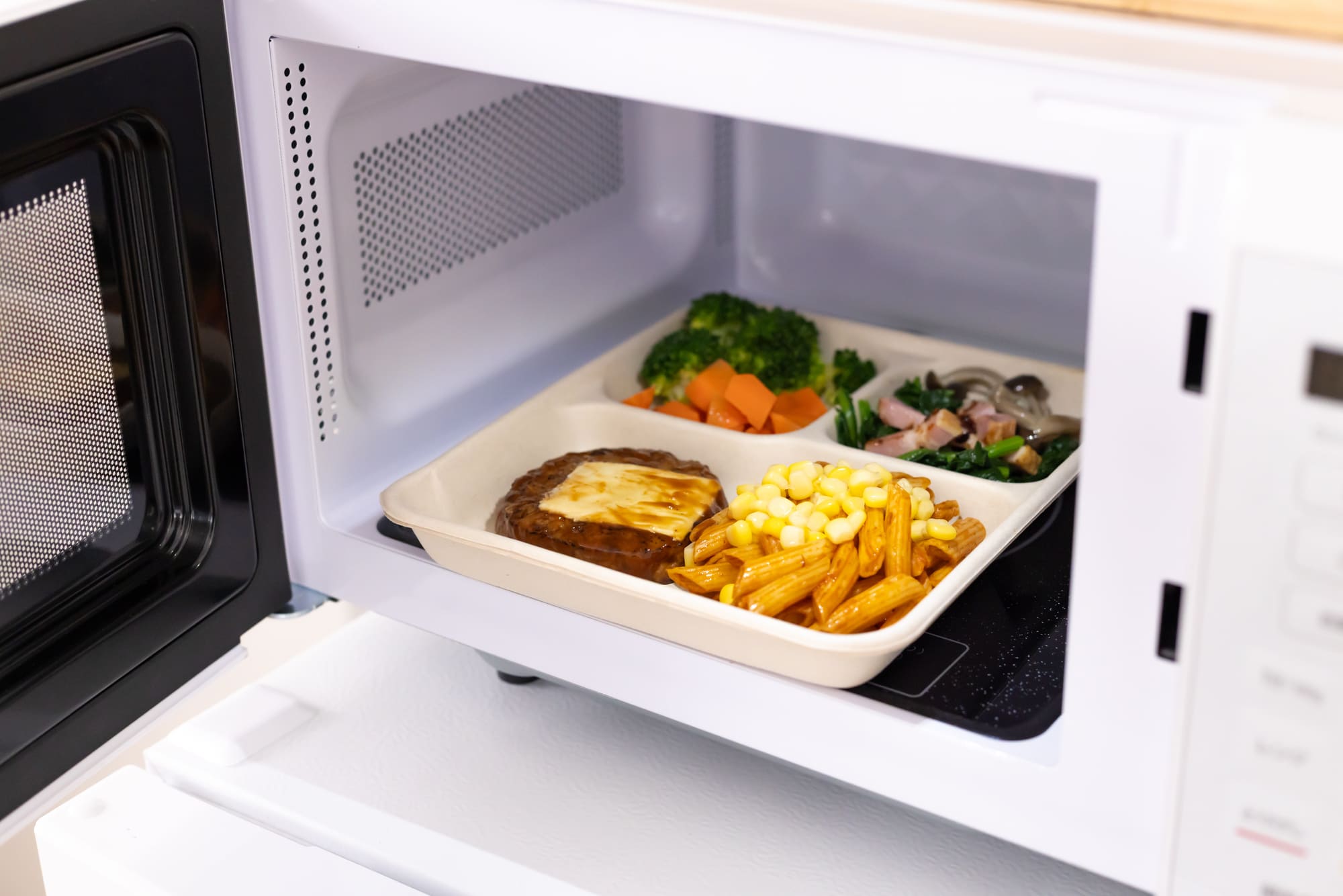 電子レンジの中に入れられた弁当