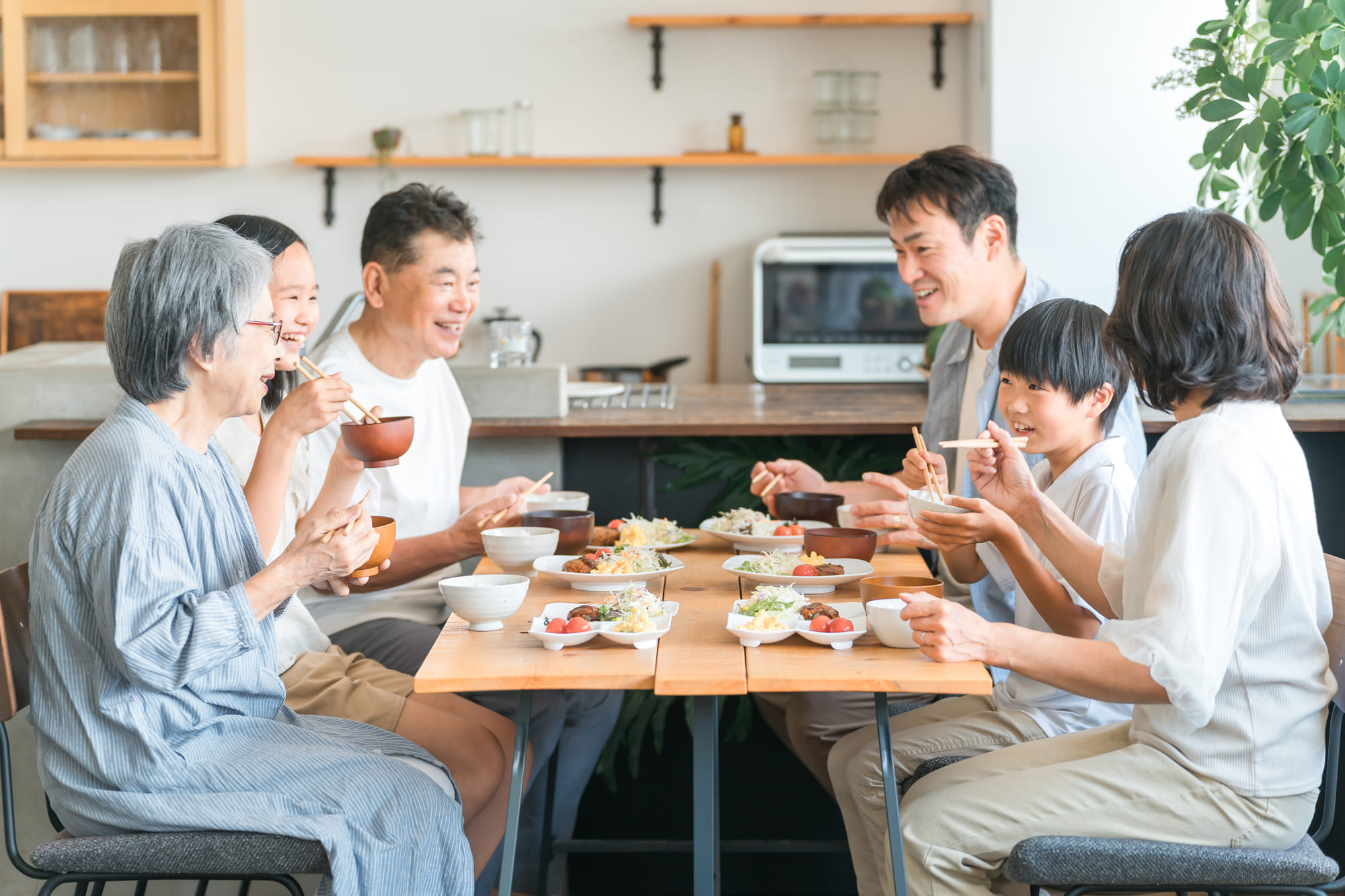 家族3世代で食事を楽しむ様子