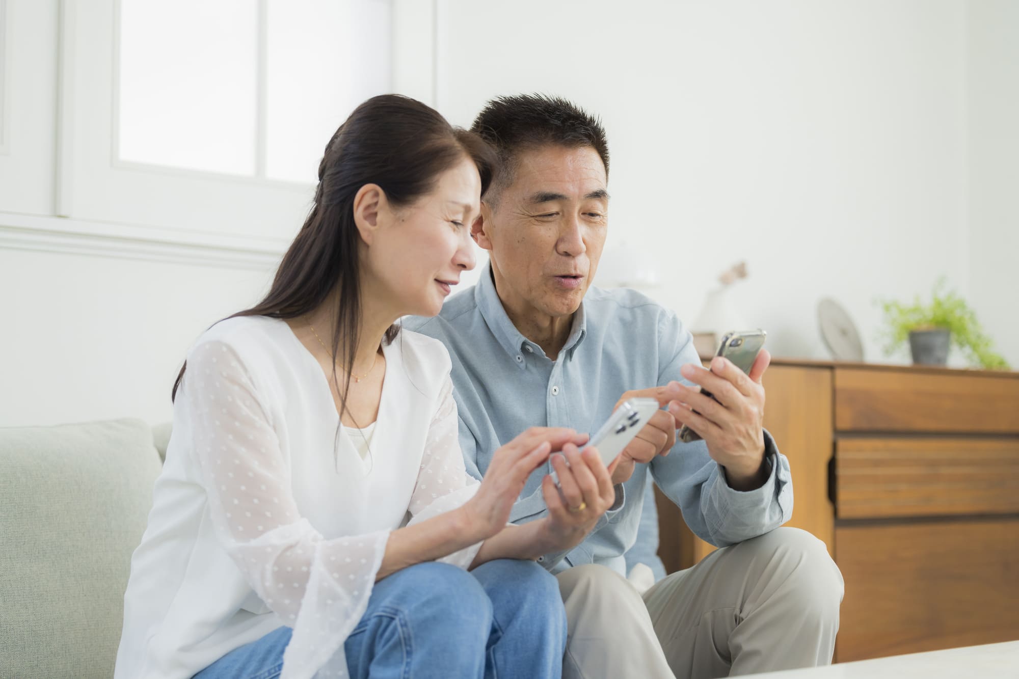 スマホを見るミドル夫婦