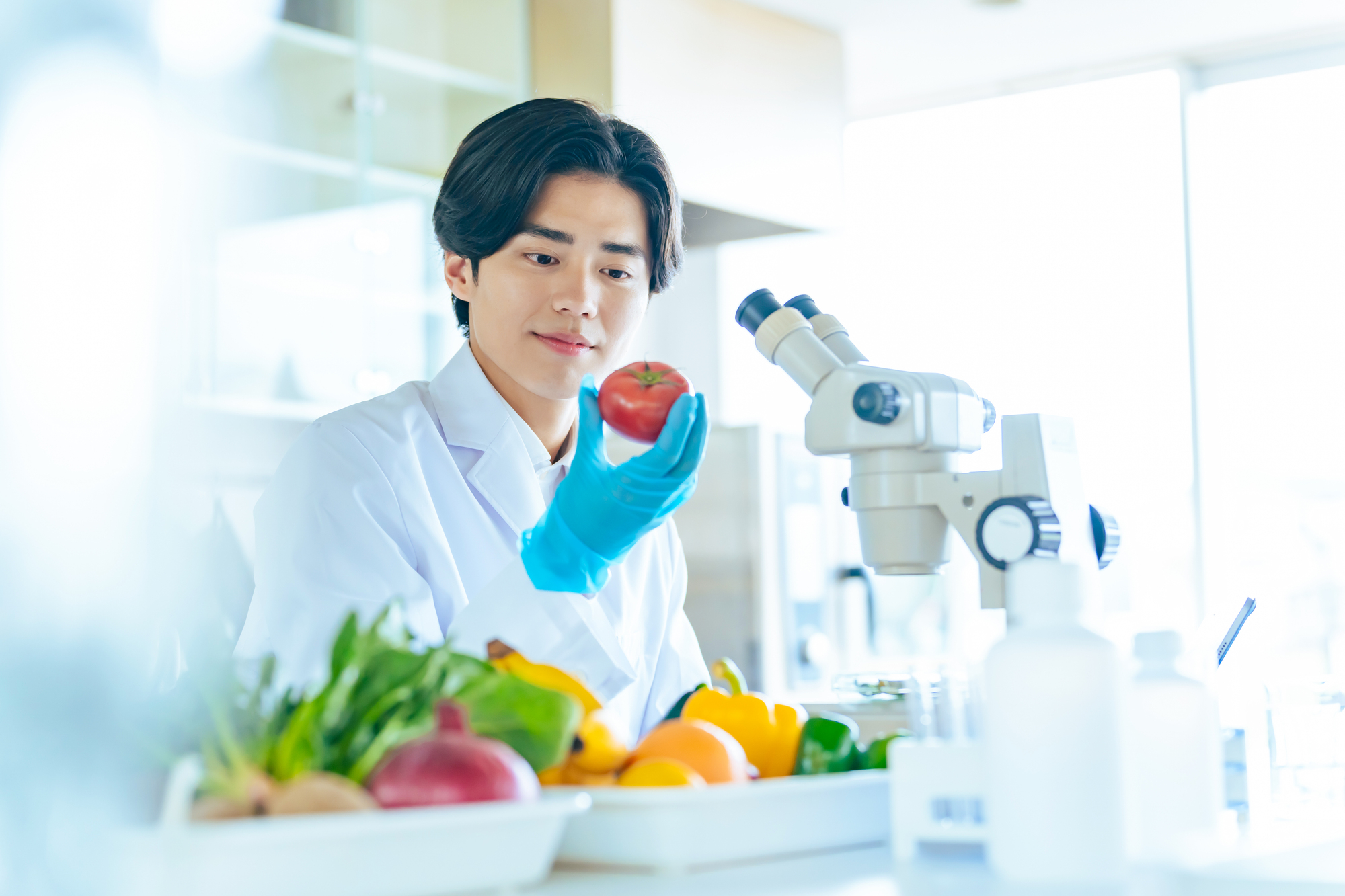 食材をチェックする管理栄養士