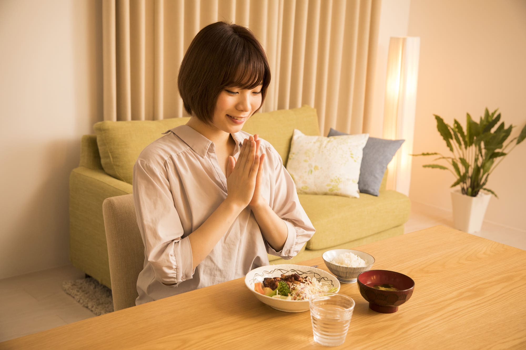 夕食を食べる一人暮らしの女性