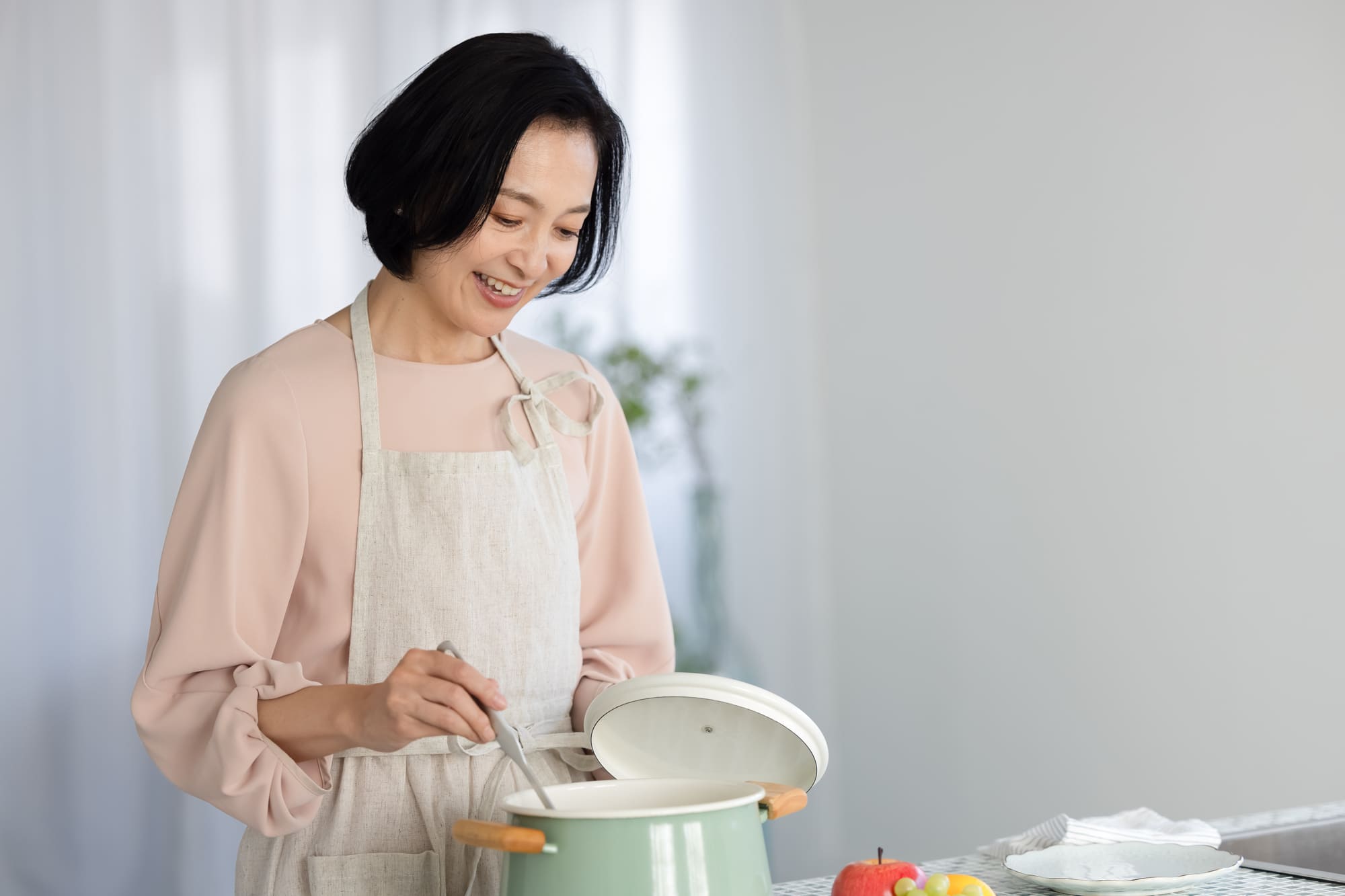 料理をするエプロン姿の女性