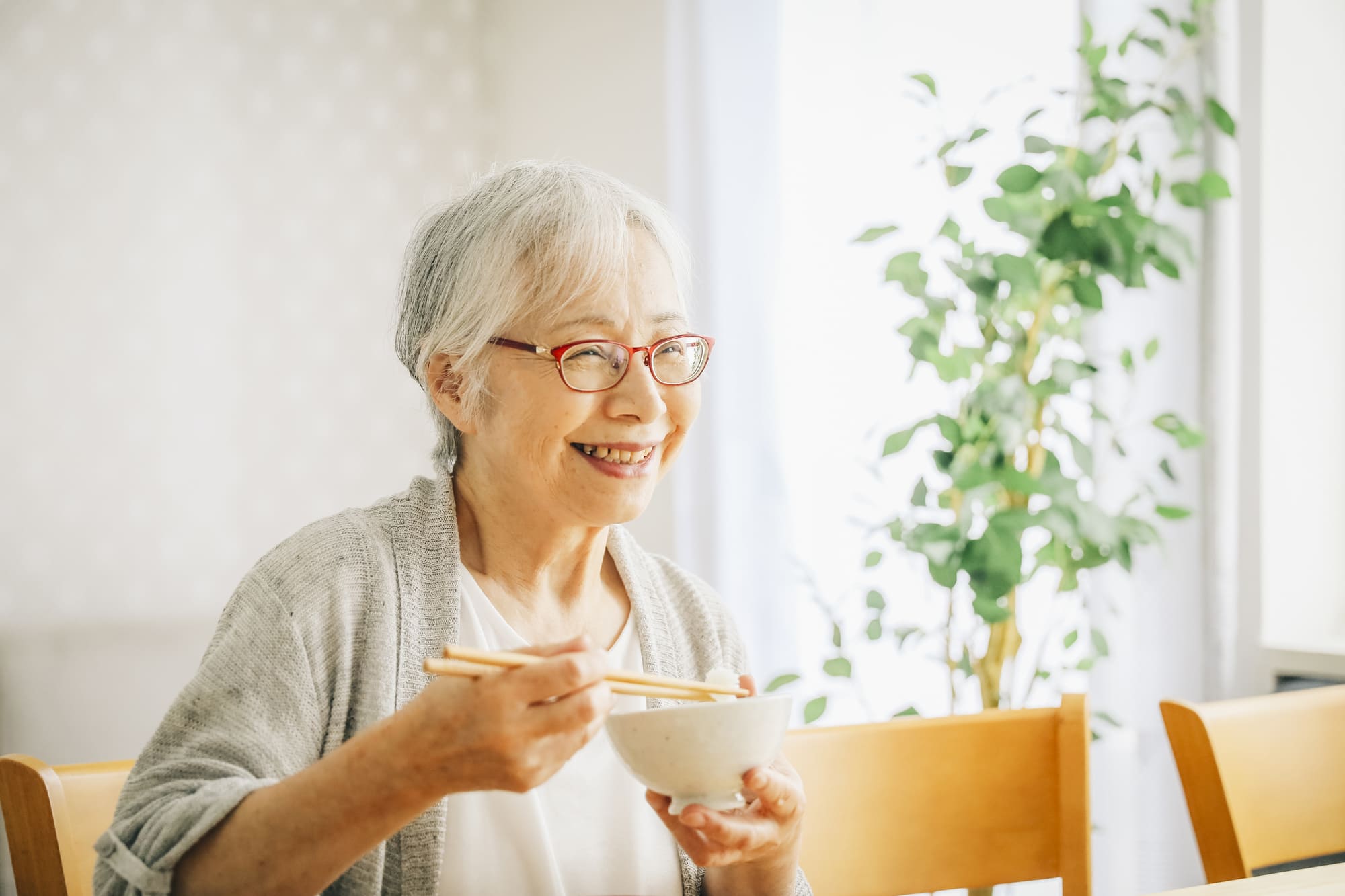 笑顔で食事をするシニア女性