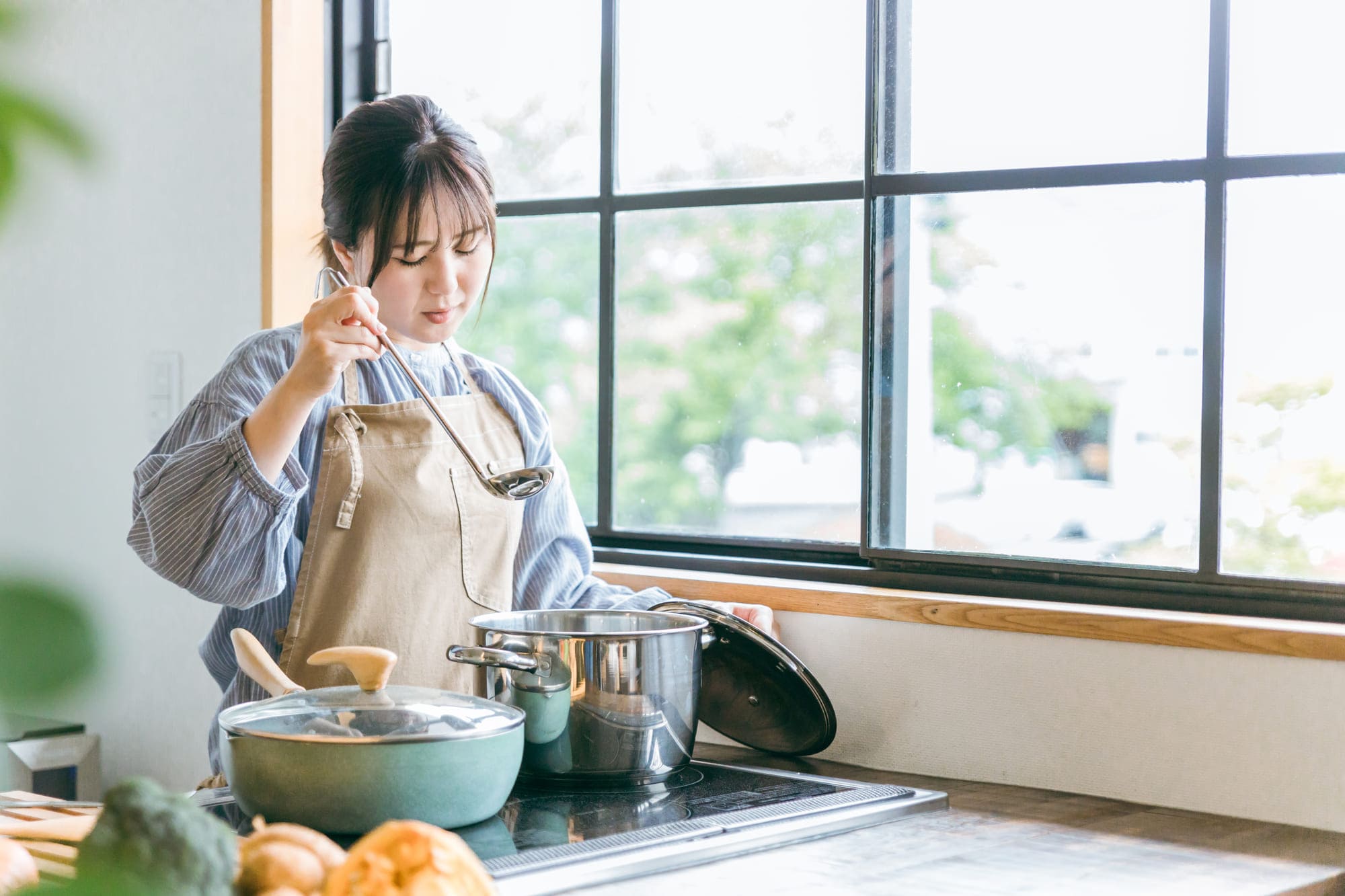 キッチンで料理する女性
