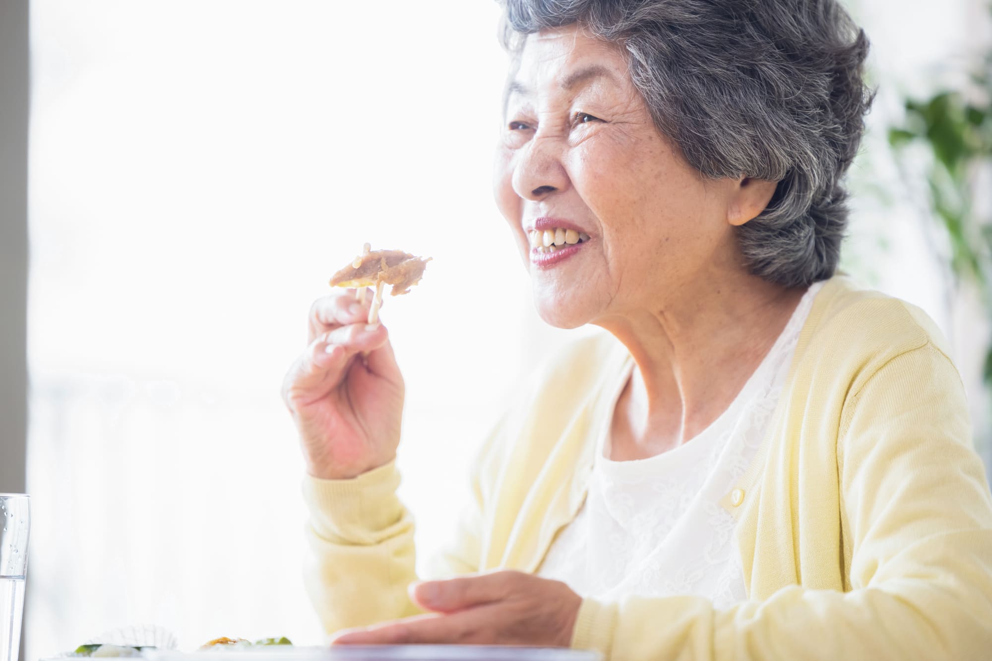 笑顔で食事をする女性