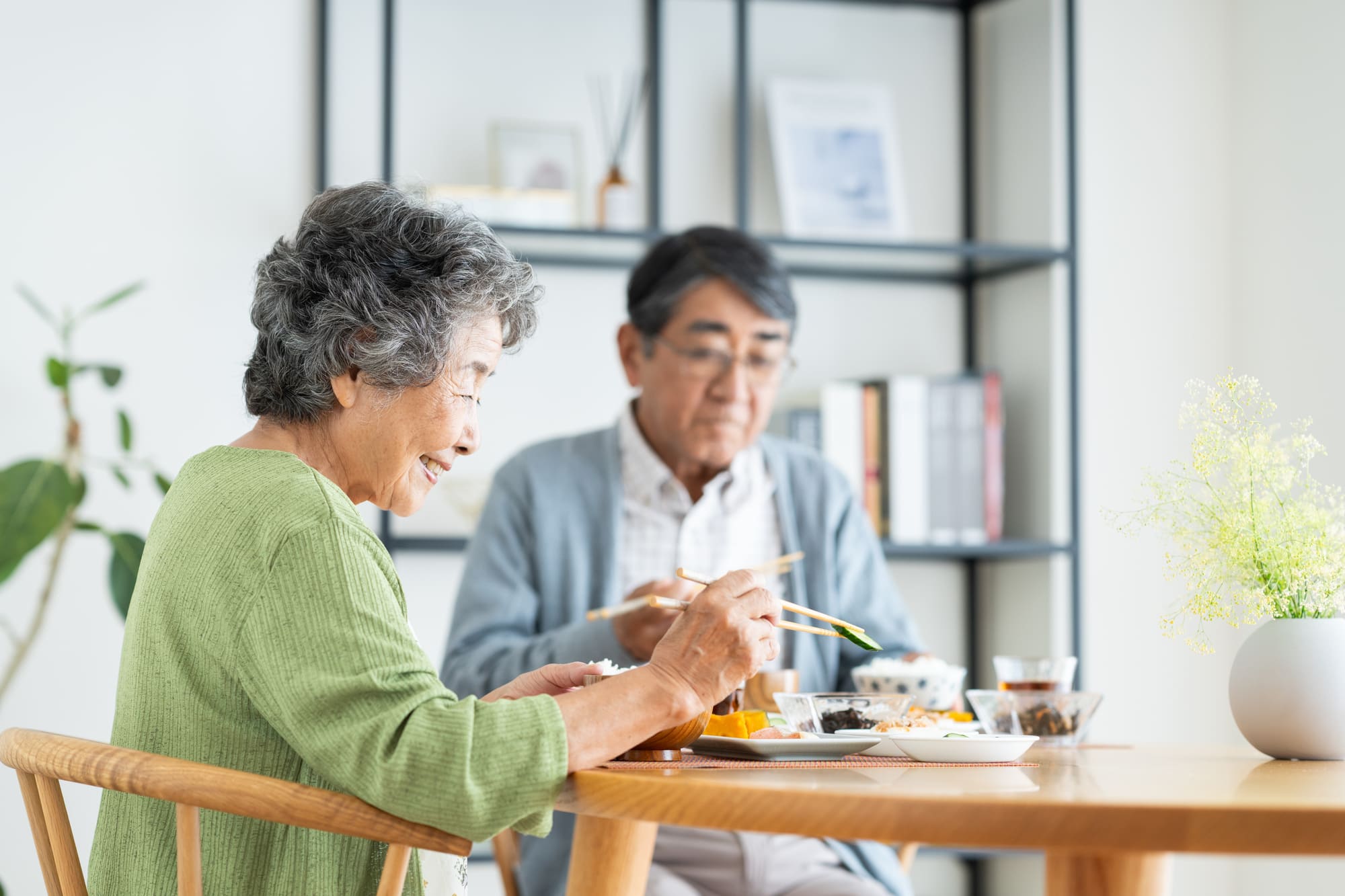 笑顔で食事を楽しむシニア夫婦
