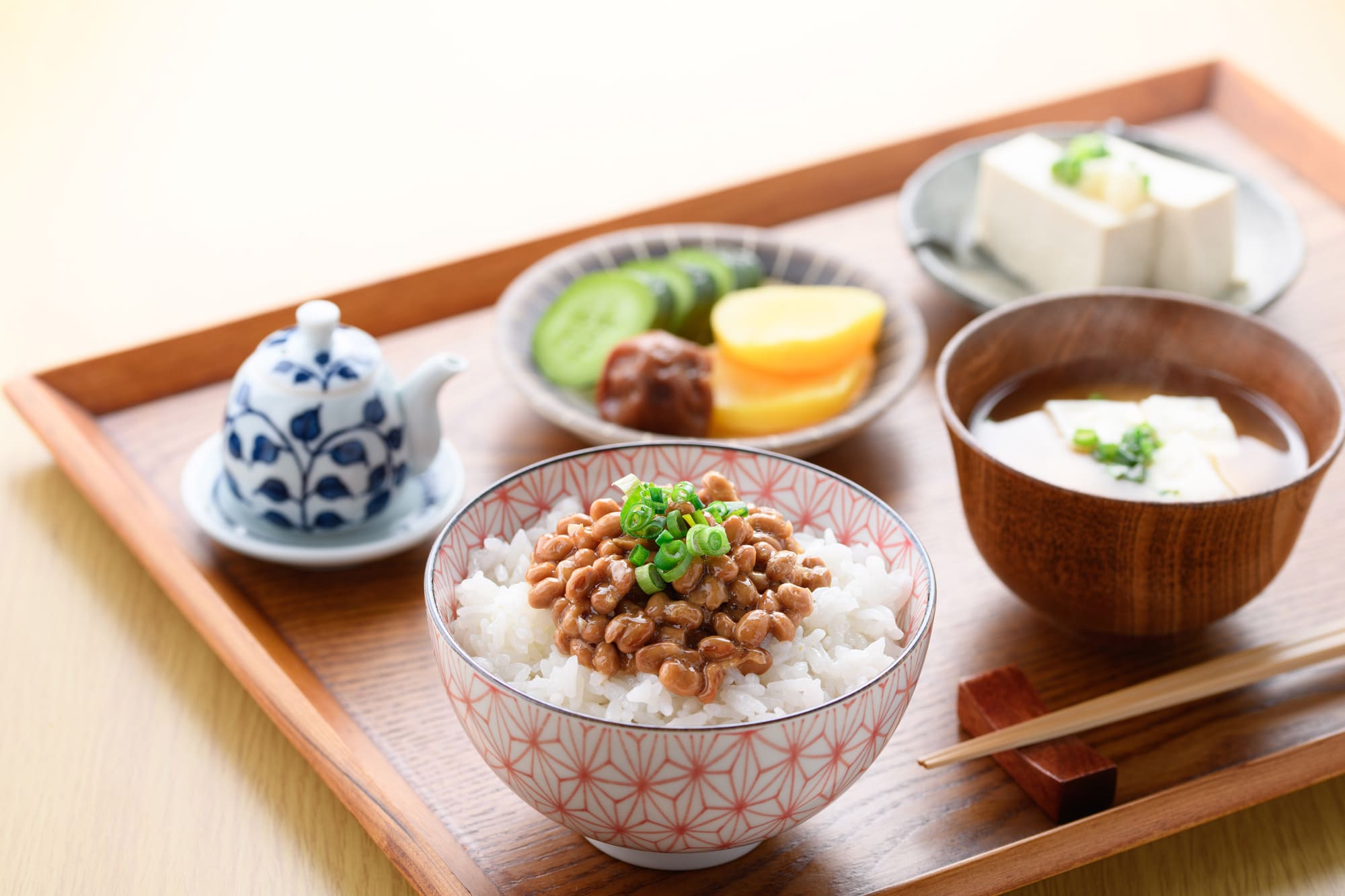納豆を乗せたごはんをメインにした日本の食卓