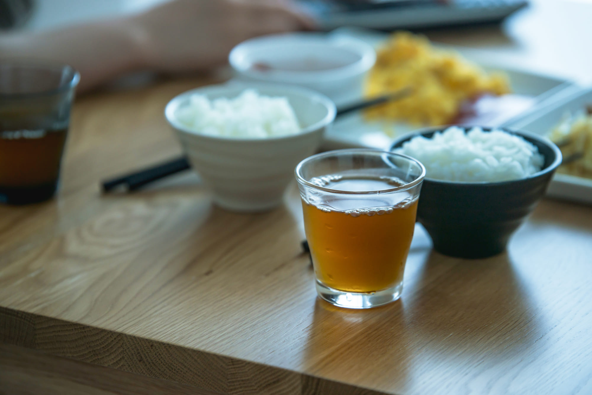 食卓に置かれた麦茶