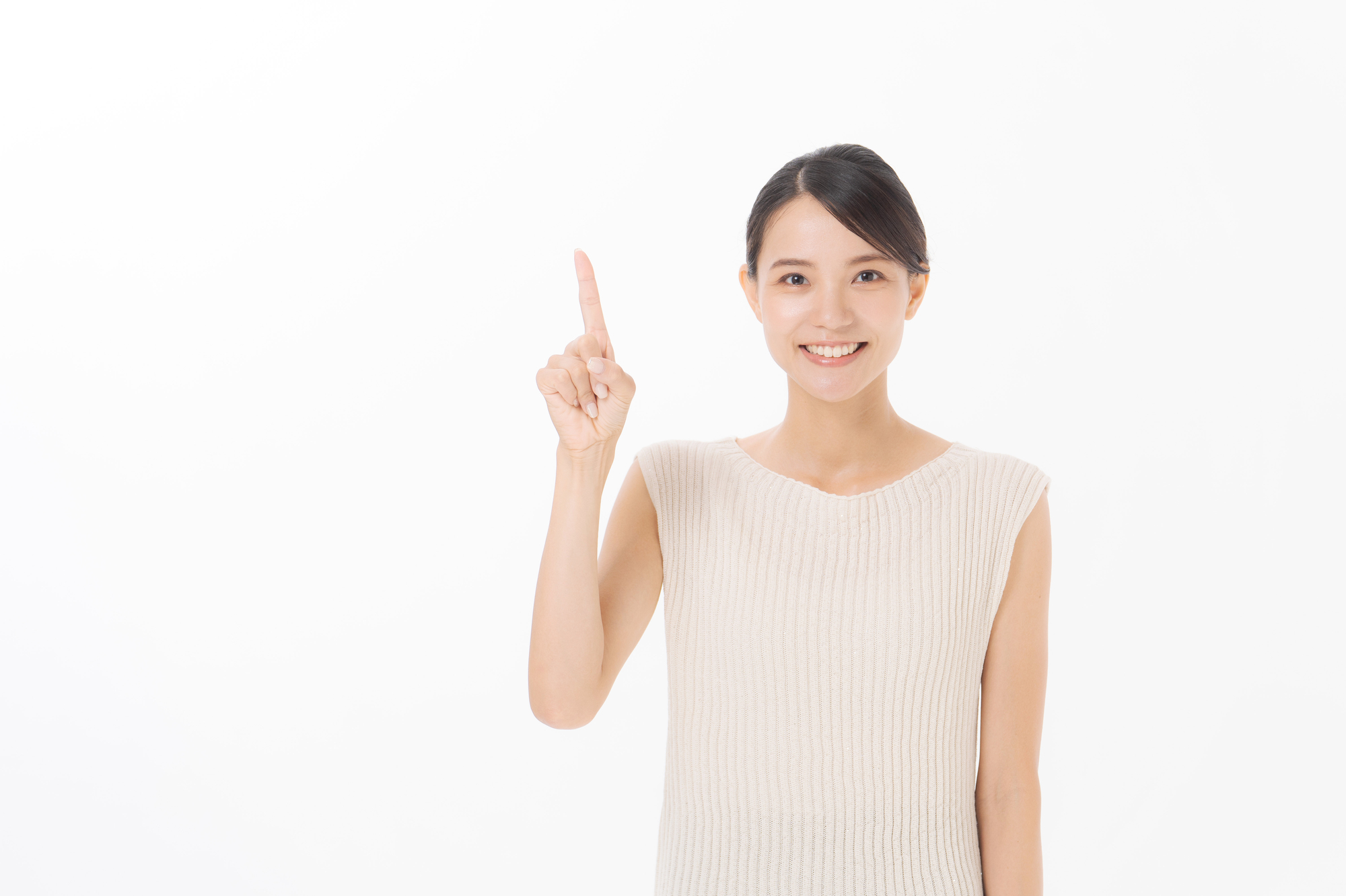 指さしをする笑顔の女性