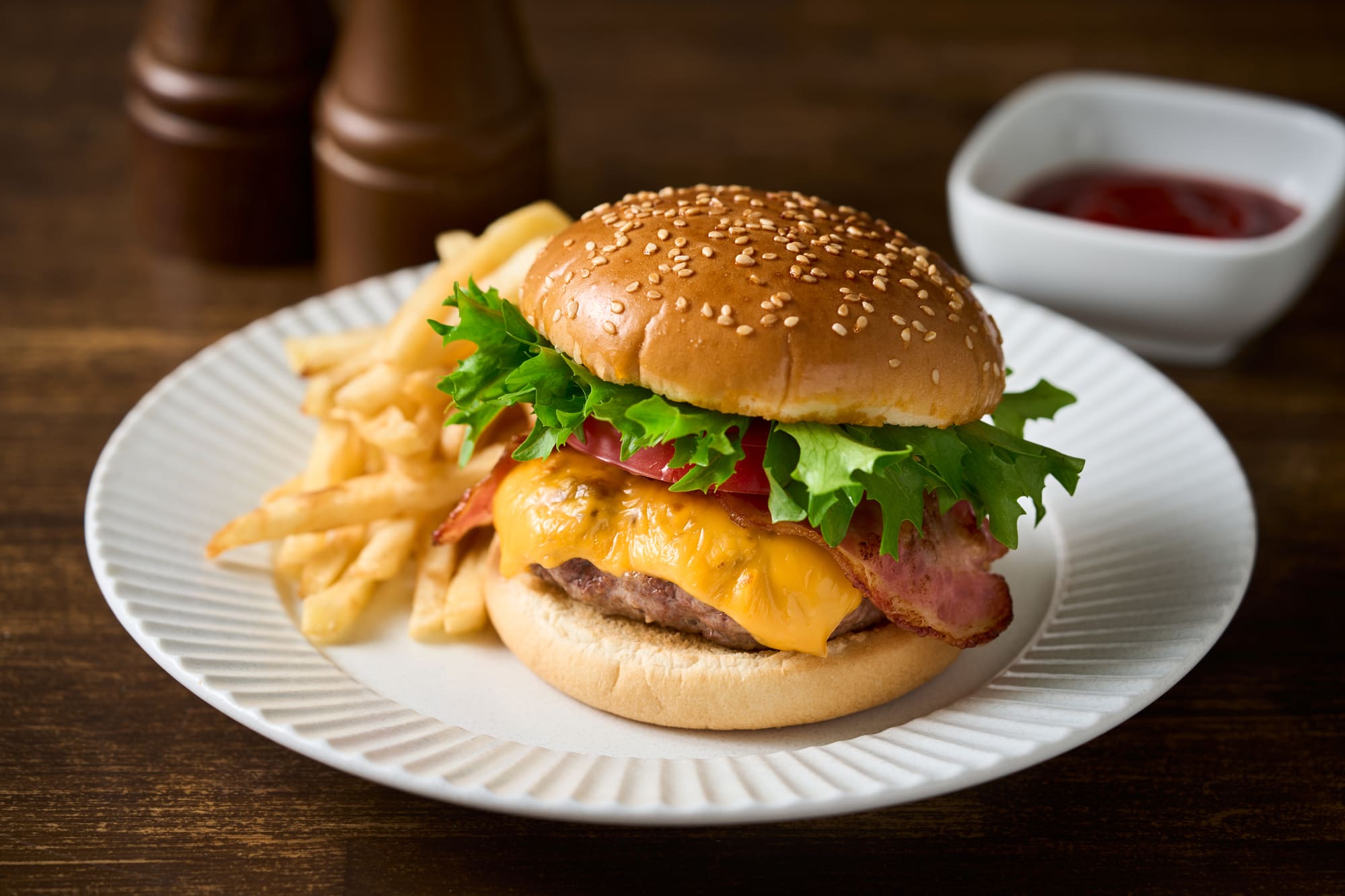 お皿に盛りつけられたハンバーガーとフライドポテト
