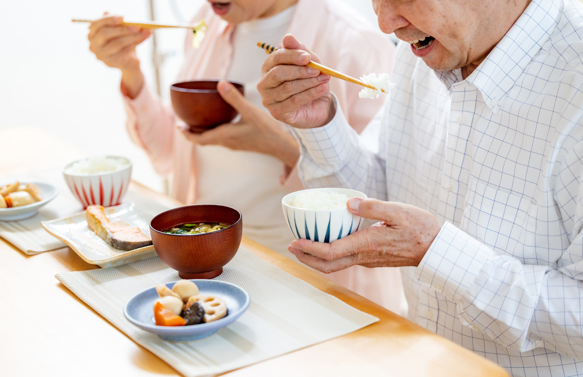 ダイニングで食事をするシニア夫婦