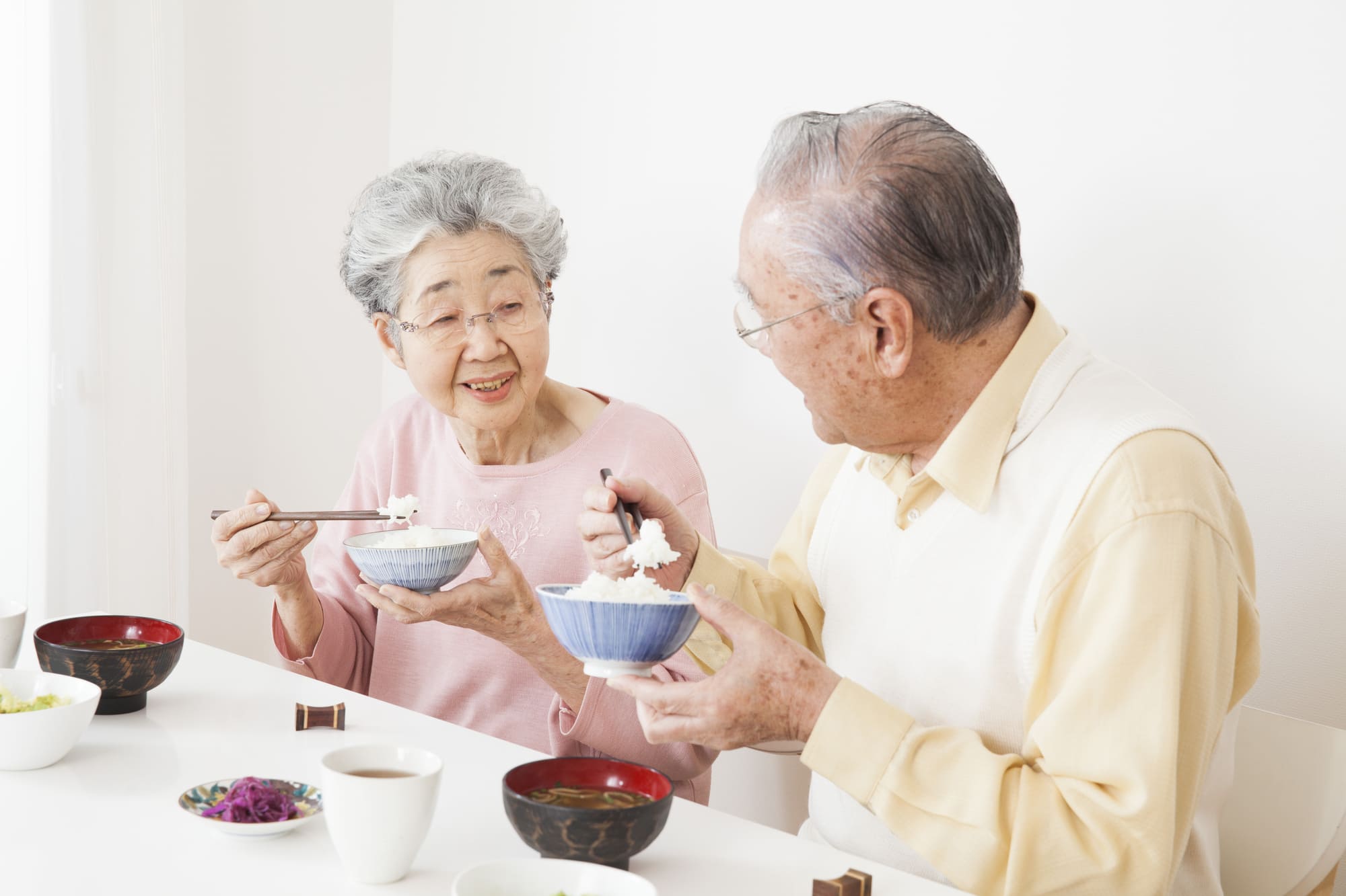 笑顔で食事をするシニア夫婦