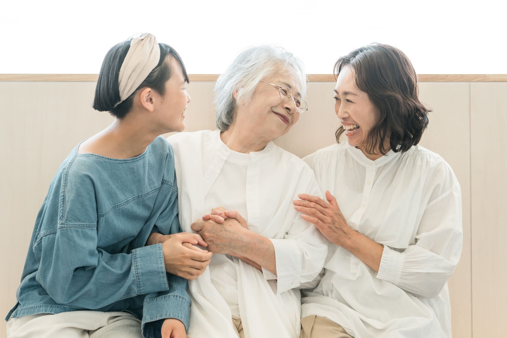 談笑している3世代親子