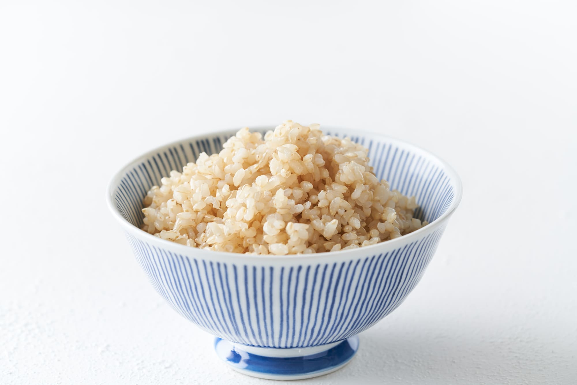 茶碗に盛り付けた玄米ご飯