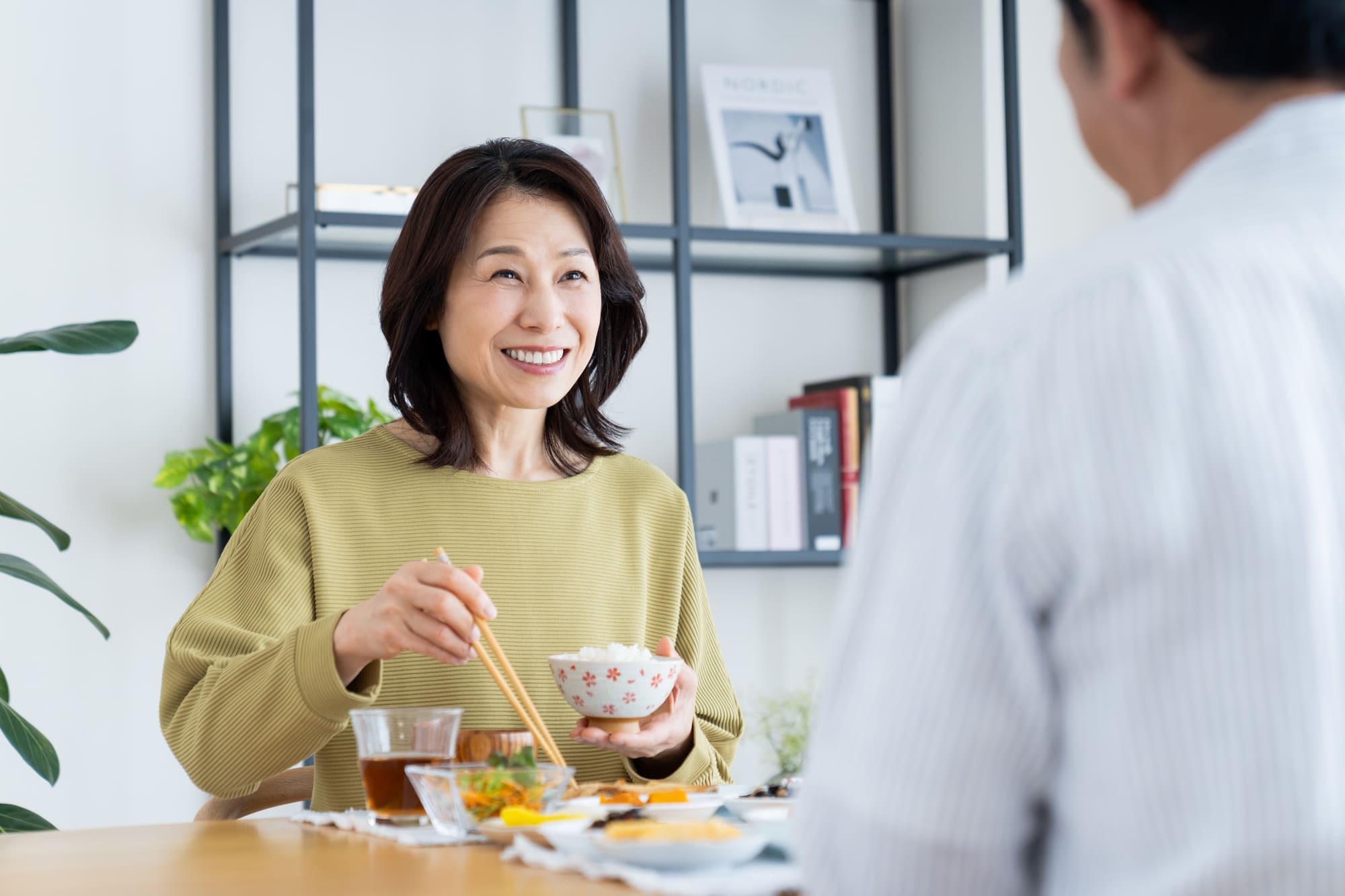 朝ご飯を食べている夫婦