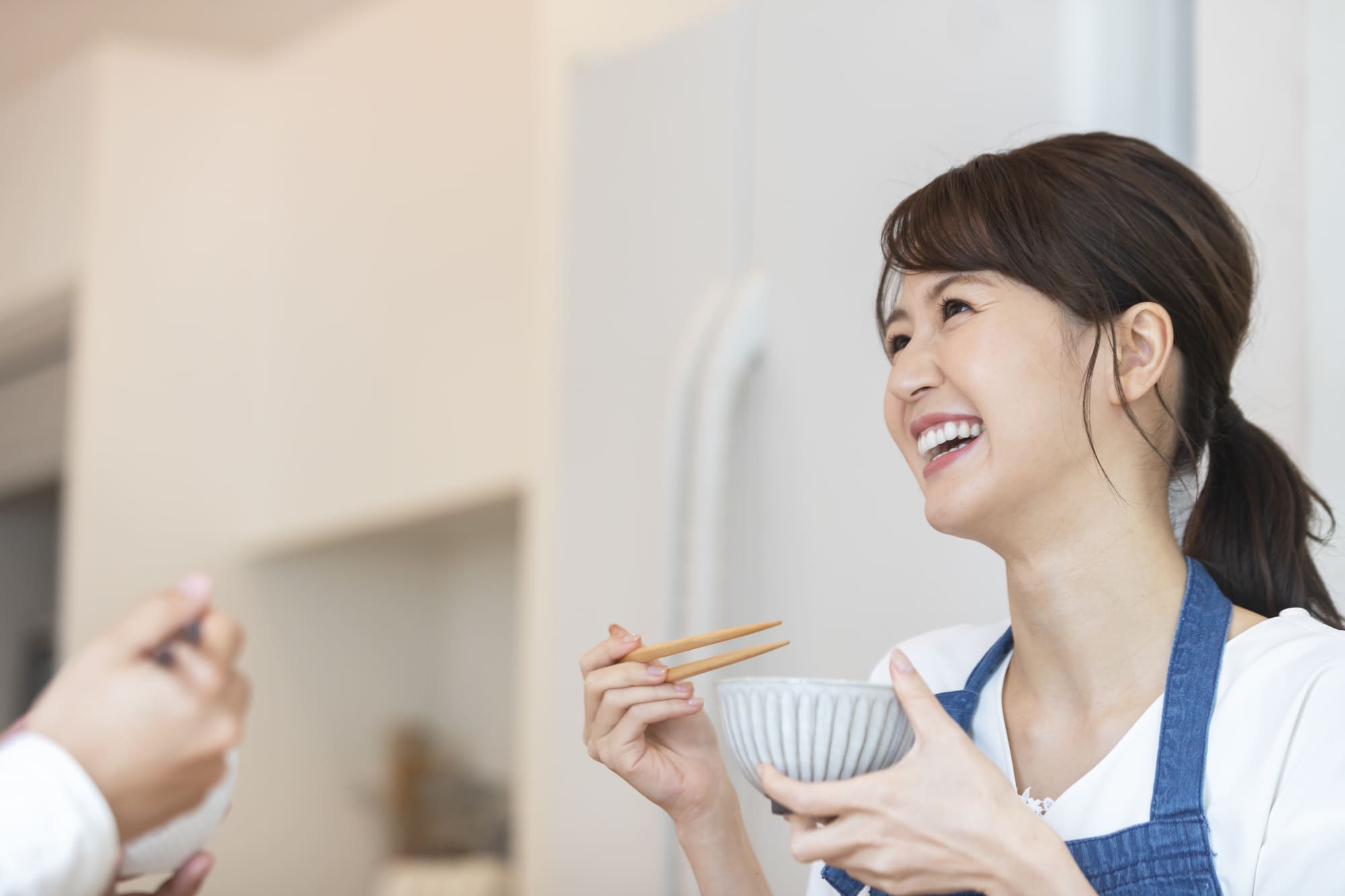 笑顔で食事をする女性