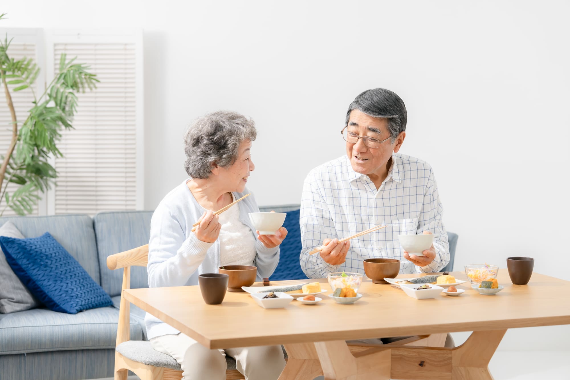 笑顔で食事を楽しむシニア夫婦