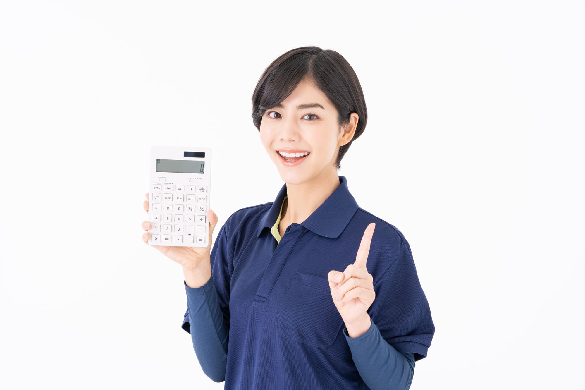 右手に電卓を持ち、左手の人さし指を立てる笑顔の女性