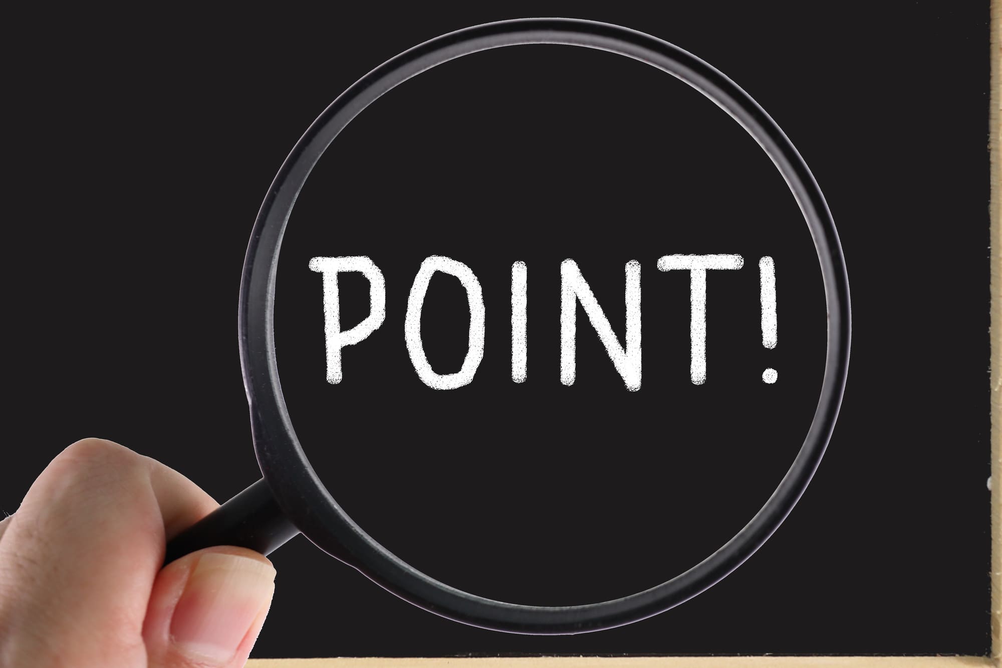 ルーペで拡大された「POINT」の文字