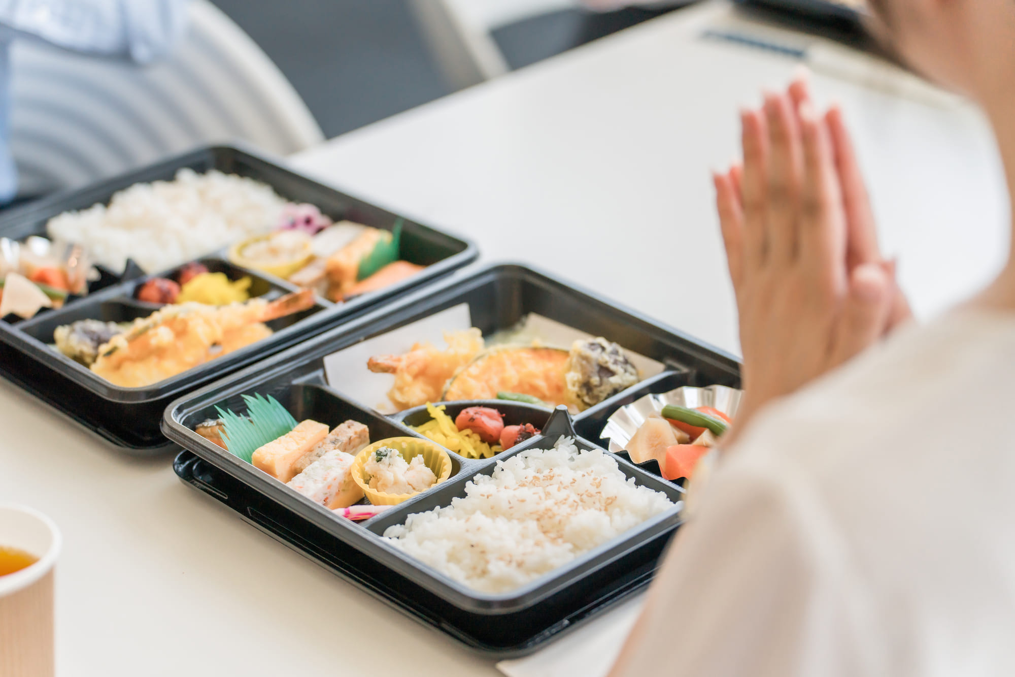 テーブルの上に置かれた2つのお弁当