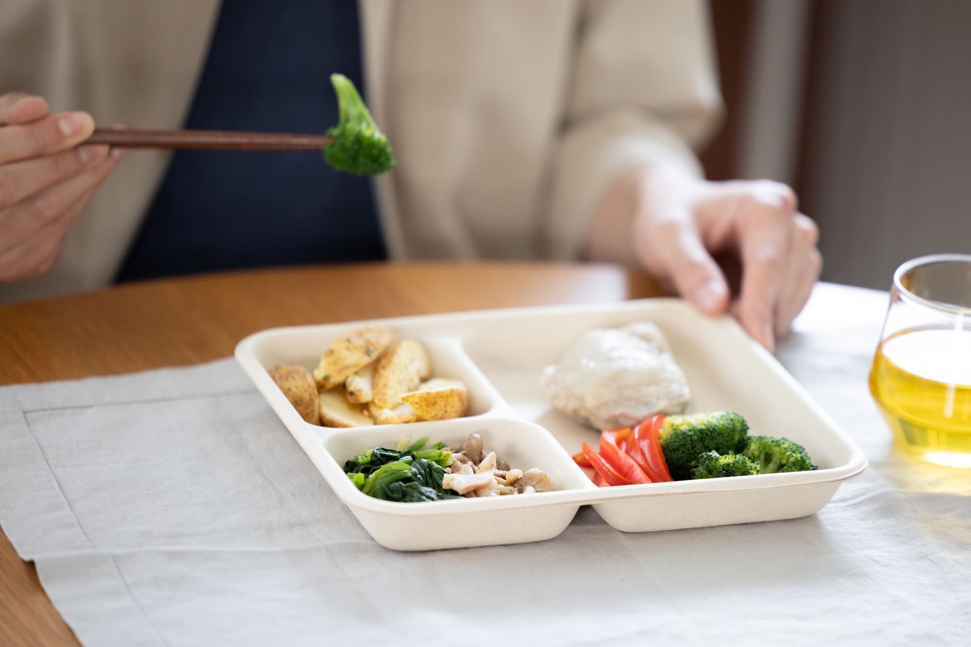 宅配弁当を食べる男性の手元