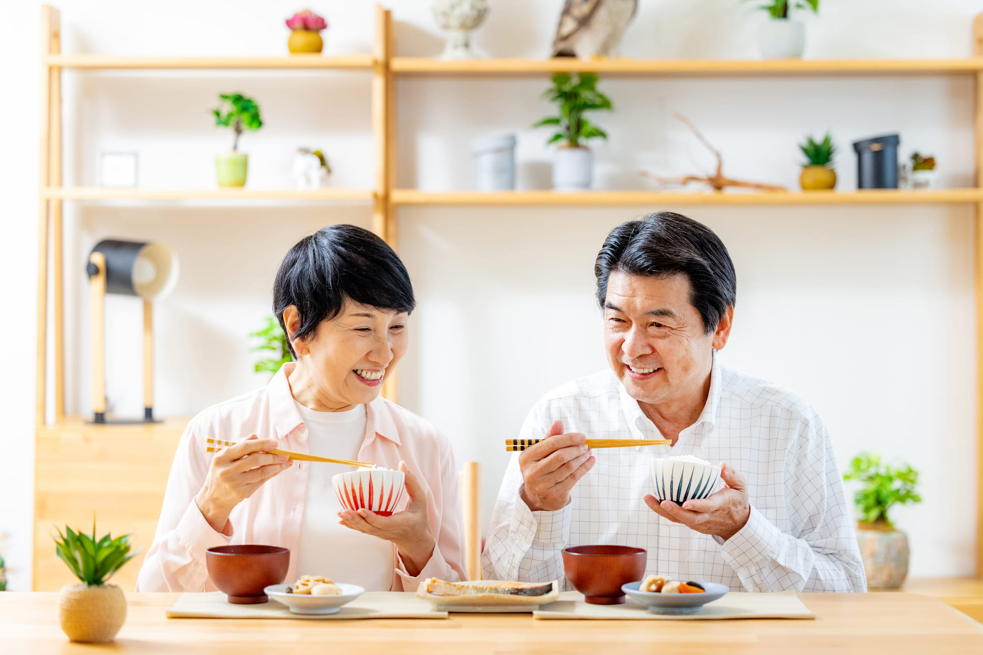 ダイニングで食事を楽しむシニア夫婦
